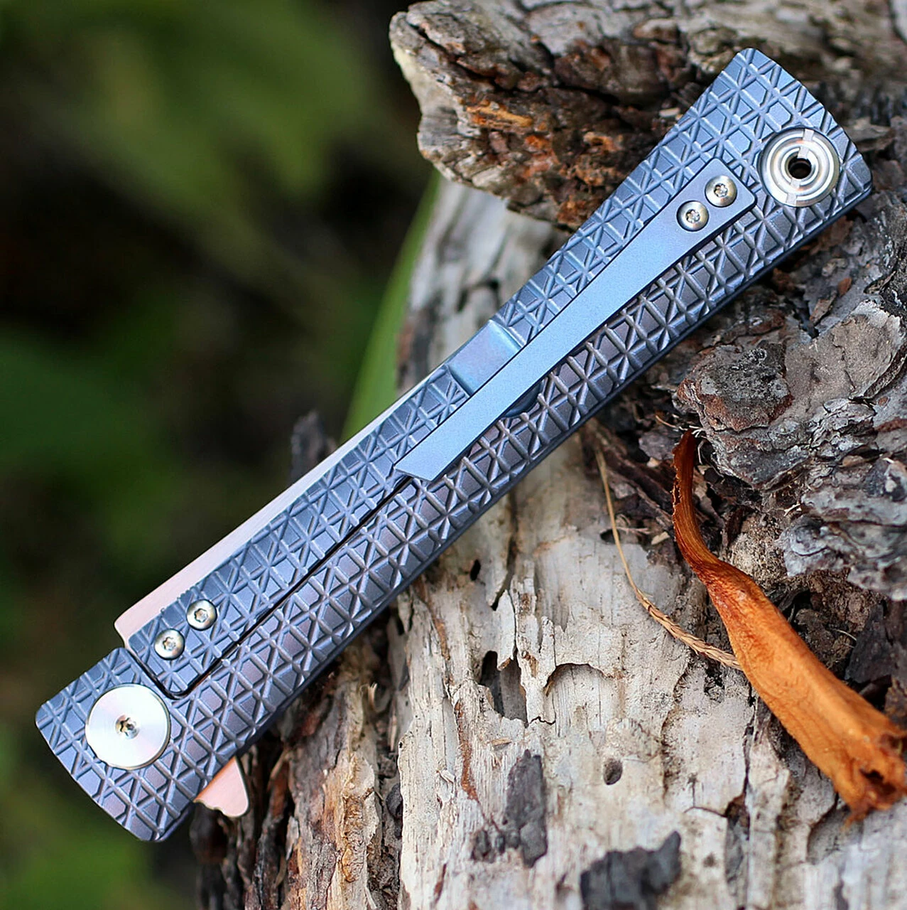 Artisan Cutlery Artisan ATZ1805GBUS S Waistline, 4" S35VN Plain Blade, Blue Titanium Handle 4 Artisan Cutlery Artisan ATZ1805GBUS S Waistline, 4" S35VN Plain Blade, Blue Titanium Handle - Image 4