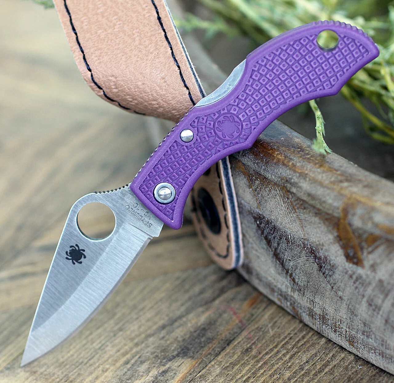 Spyderco Knives Spyderco Ladybug Lightweight, CLPRP3, Purple FRN, Plain Edge 1 Spyderco Knives Spyderco Ladybug Lightweight, CLPRP3, Purple FRN, Plain Edge