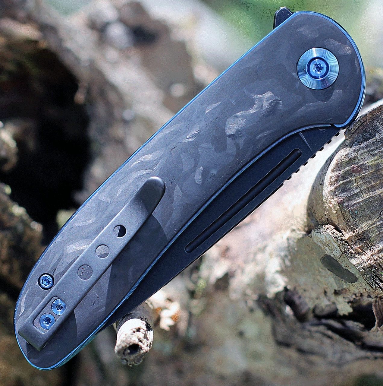 WE Knife Co. Saakshi - Marble CF / Blue Ti (3.3" CPM-20CV Black SW) 20020C-2 4 WE Knife Co. Saakshi - Marble CF / Blue Ti (3.3" CPM-20CV Black SW) 20020C-2 - Image 4