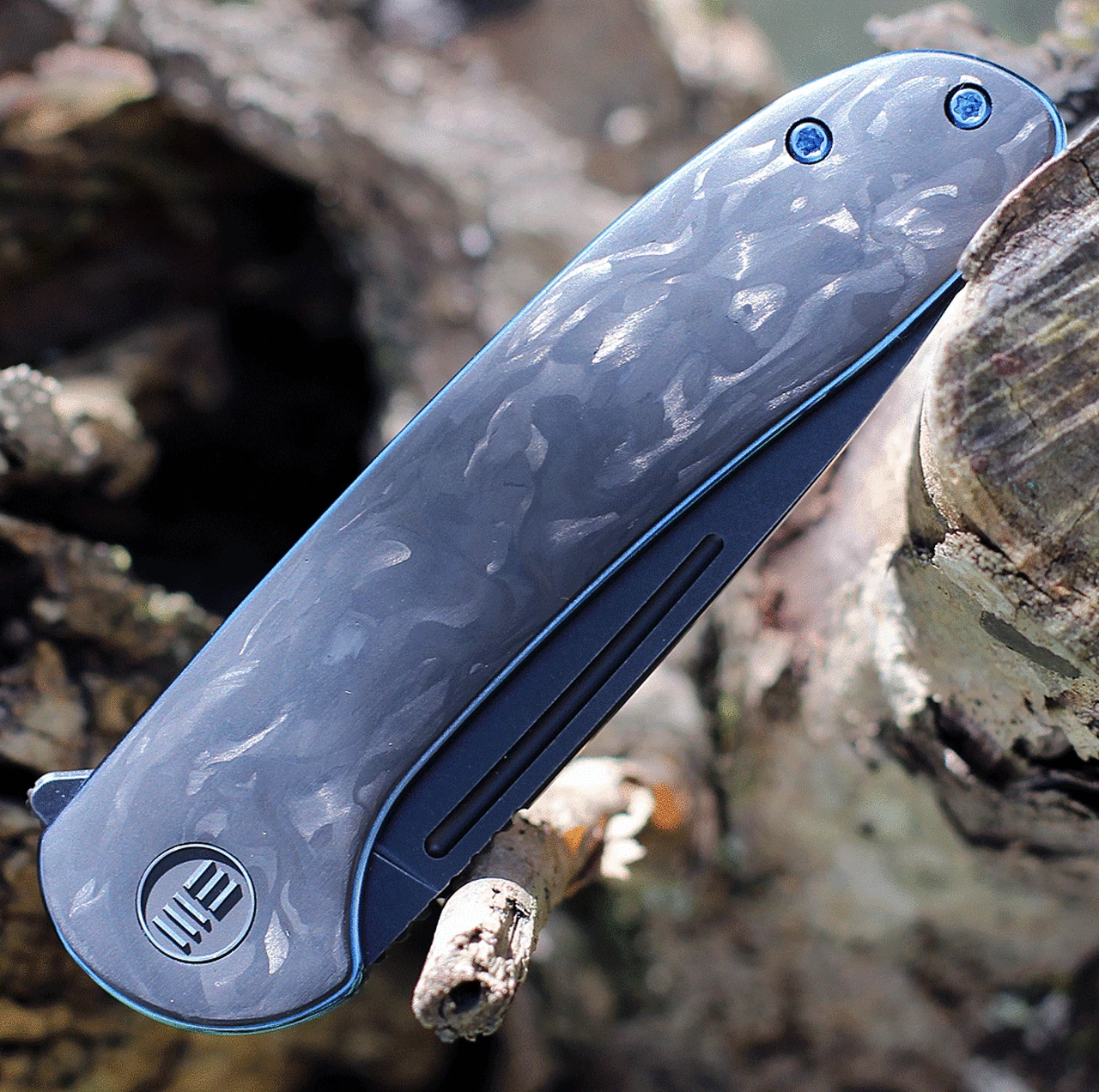 WE Knife Co. Saakshi - Marble CF / Blue Ti (3.3" CPM-20CV Black SW) 20020C-2 3 WE Knife Co. Saakshi - Marble CF / Blue Ti (3.3" CPM-20CV Black SW) 20020C-2 - Image 3