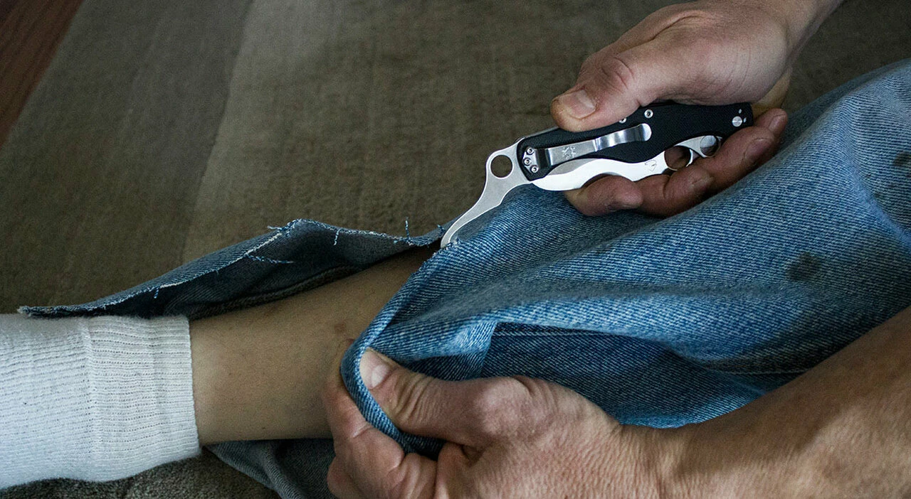 Spyderco Knives Spyderco C209GS ClipiTool Rescue, 3.61" 8Cr13MoV Serrated Blade, Black G-10 Handle 7 Spyderco Knives Spyderco C209GS ClipiTool Rescue, 3.61" 8Cr13MoV Serrated Blade, Black G-10 Handle - Image 7