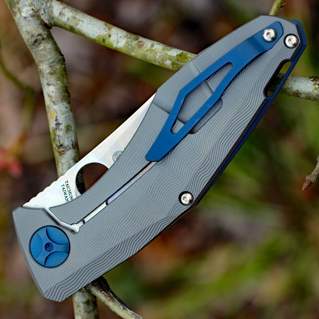 Spyderco Knives Spyderco C235CFTIP Drunken, 3.5" CPM-S90V Plain Blade, Carbon Fiber/Titanium Handles 4 Spyderco Knives Spyderco C235CFTIP Drunken, 3.5" CPM-S90V Plain Blade, Carbon Fiber/Titanium Handles - Image 4